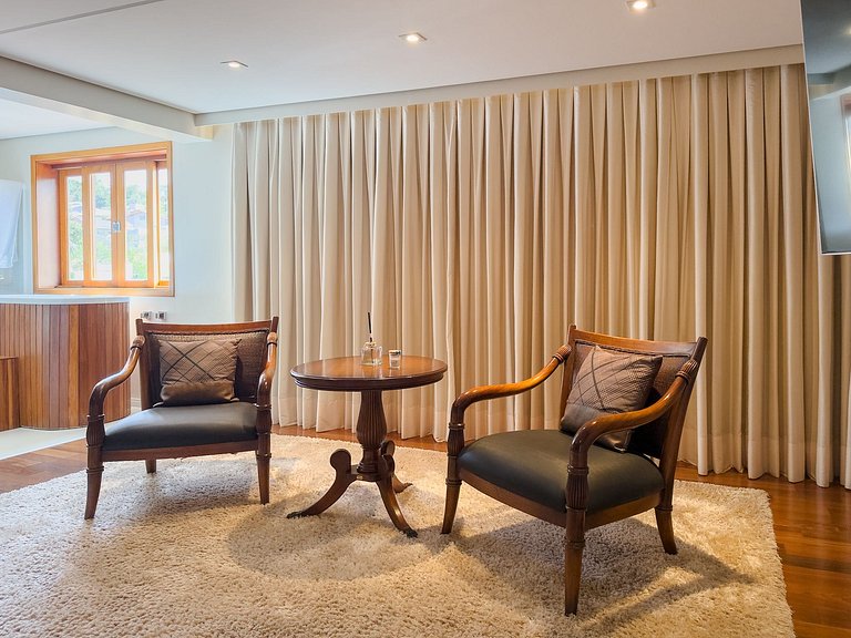 Casa de alto padrão com piscina, sauna e campo de futebol na