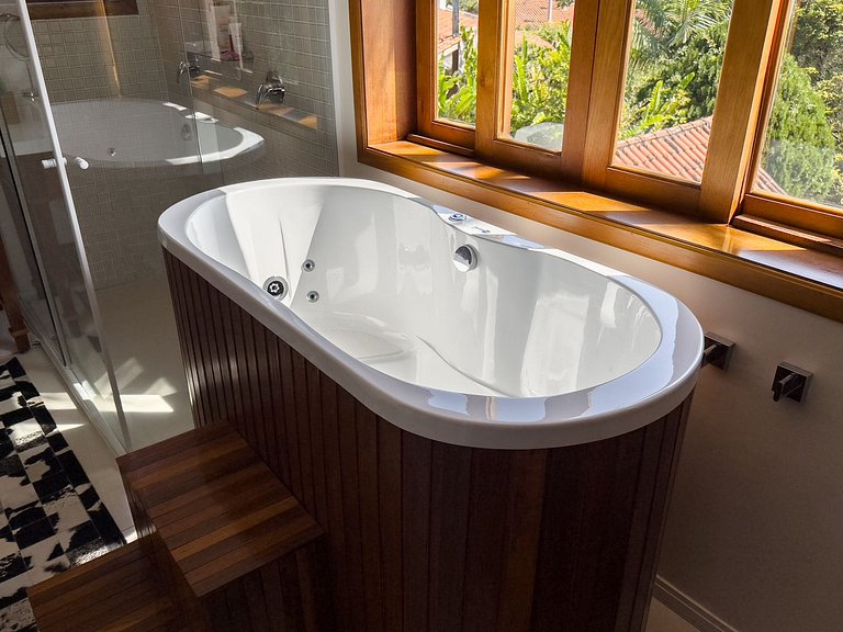 Casa de alto padrão com piscina, sauna e campo de futebol na