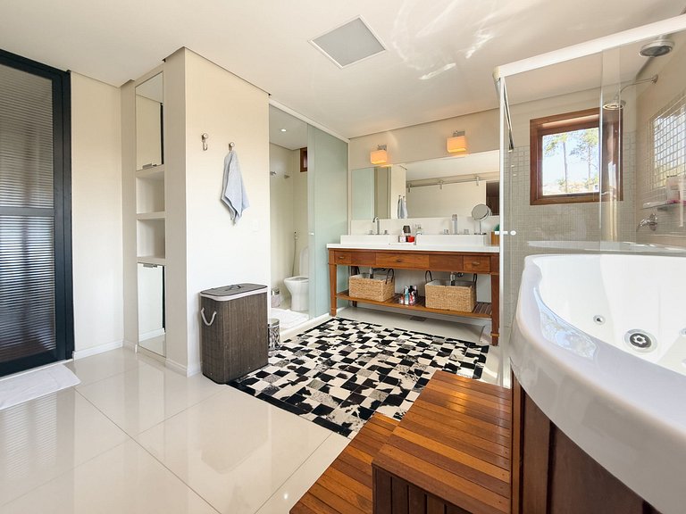 Casa de alto padrão com piscina, sauna e campo de futebol na