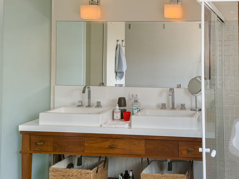 Casa de alto padrão com piscina, sauna e campo de futebol na