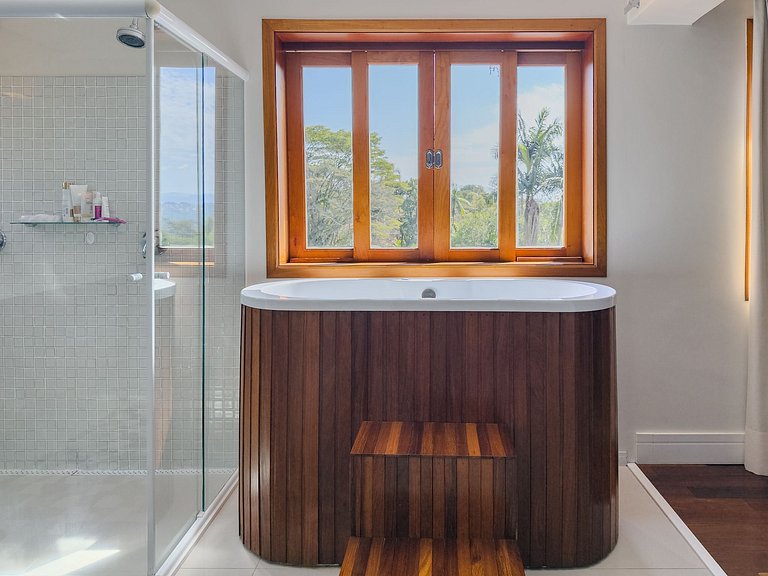 Casa de alto padrão com piscina, sauna e campo de futebol na