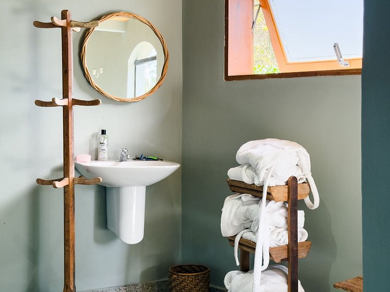 Casa de alto padrão com piscina, sauna e campo de futebol na