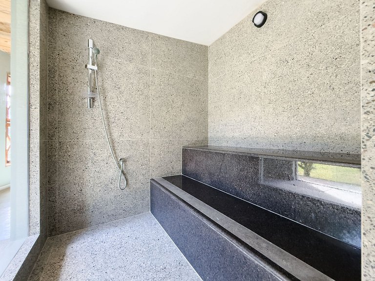 Casa de alto padrão com piscina, sauna e campo de futebol na