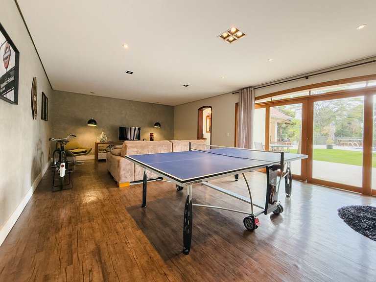 Casa de alto padrão com piscina, sauna e campo de futebol na