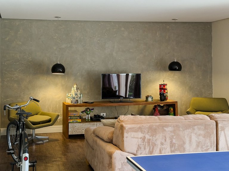 Casa de alto padrão com piscina, sauna e campo de futebol na