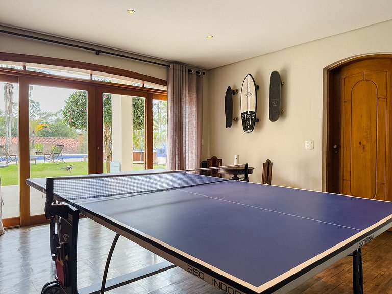 Casa de alto padrão com piscina, sauna e campo de futebol na