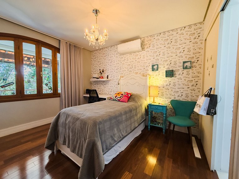 Casa de alto padrão com piscina, sauna e campo de futebol na