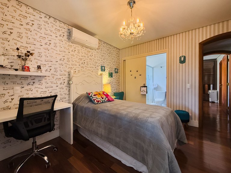 Casa de alto padrão com piscina, sauna e campo de futebol na