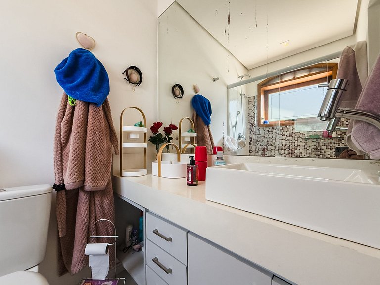 Casa de alto padrão com piscina, sauna e campo de futebol na