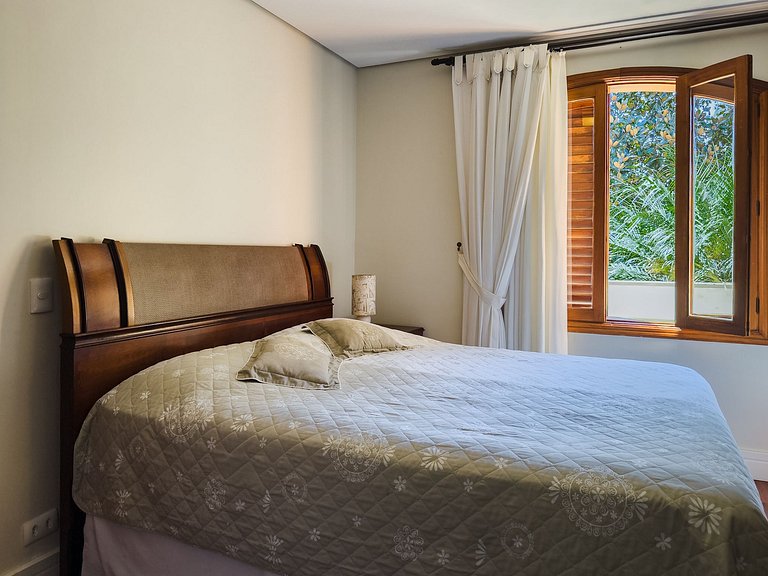 Casa de alto padrão com piscina, sauna e campo de futebol na