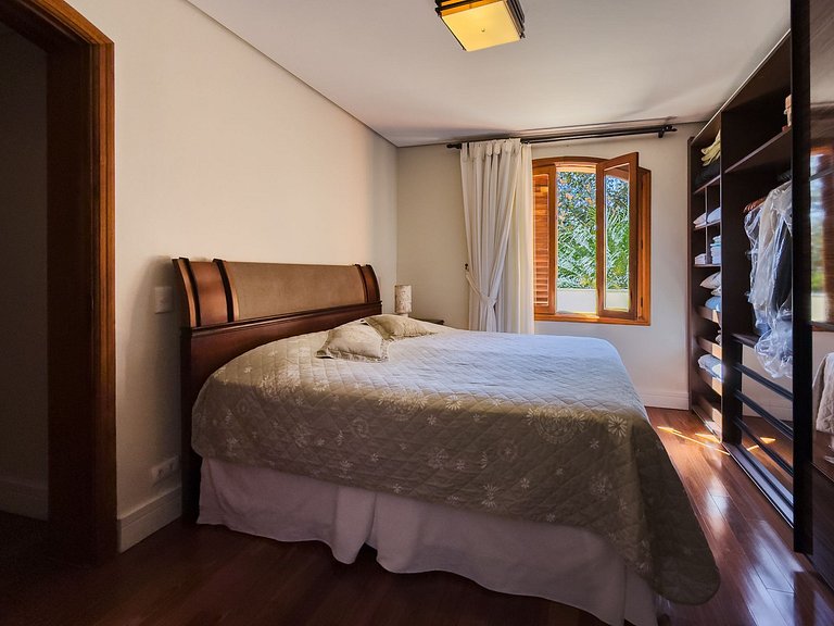 Casa de alto padrão com piscina, sauna e campo de futebol na