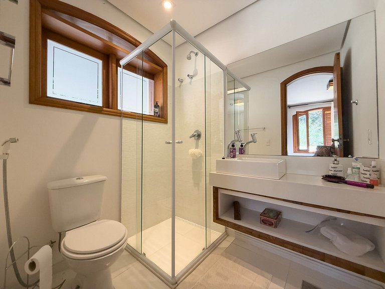 Casa de alto padrão com piscina, sauna e campo de futebol na