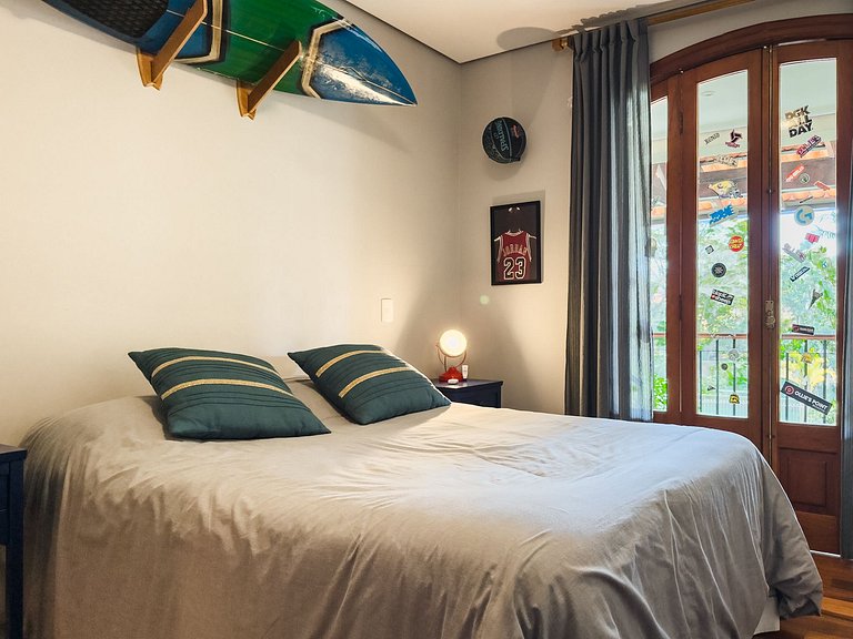 Casa de alto padrão com piscina, sauna e campo de futebol na