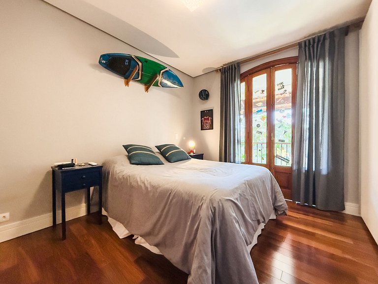 Casa de alto padrão com piscina, sauna e campo de futebol na