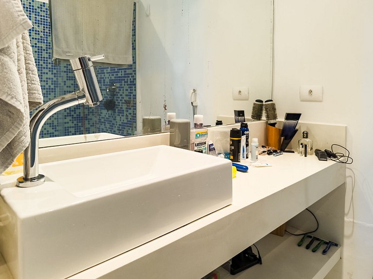 Casa de alto padrão com piscina, sauna e campo de futebol na