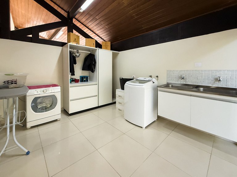 Casa de alto padrão com piscina, sauna e campo de futebol na