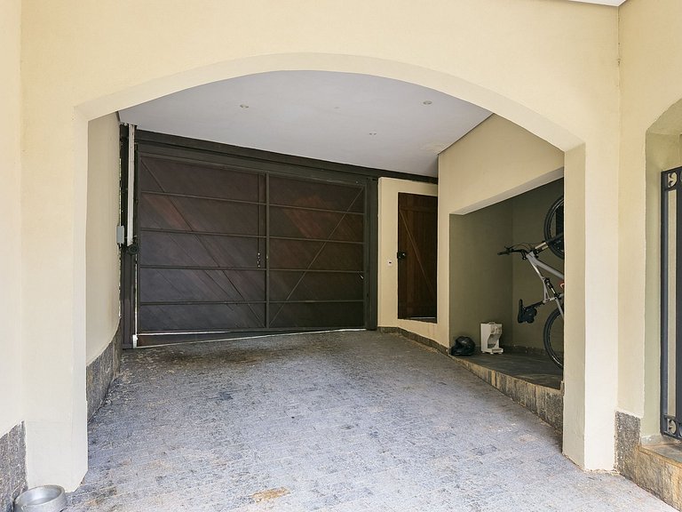Casa de alto padrão com piscina, sauna e campo de futebol na