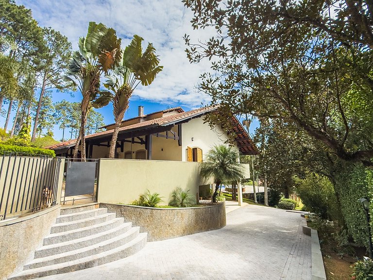 Casa de alto padrão com piscina, sauna e campo de futebol na