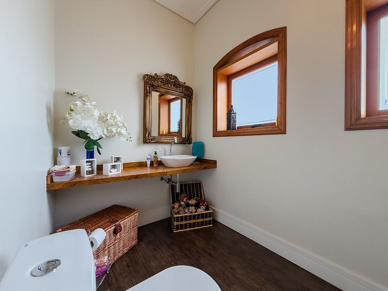 Casa de alto padrão com piscina, sauna e campo de futebol na