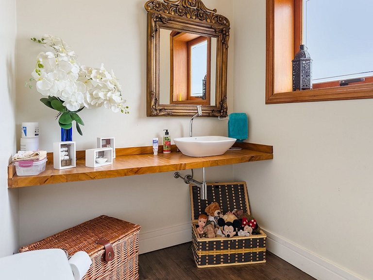 Casa de alto padrão com piscina, sauna e campo de futebol na