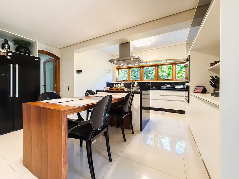 Casa de alto padrão com piscina, sauna e campo de futebol na