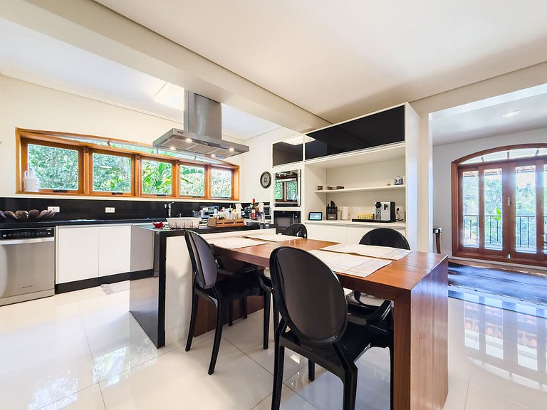 Casa de alto padrão com piscina, sauna e campo de futebol na