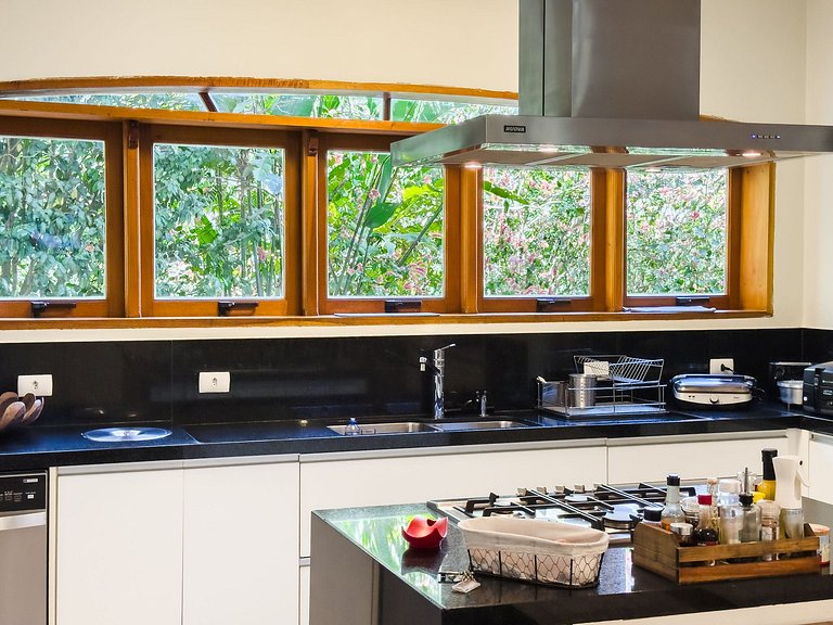 Casa de alto padrão com piscina, sauna e campo de futebol na