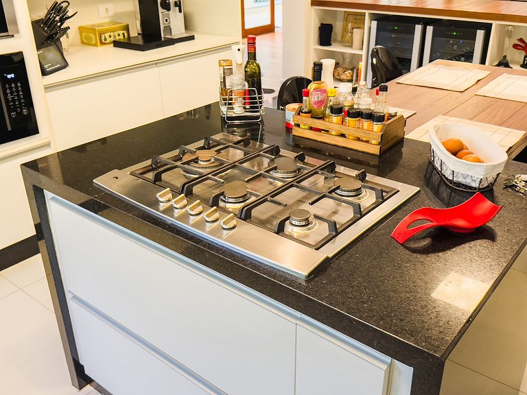 Casa de alto padrão com piscina, sauna e campo de futebol na