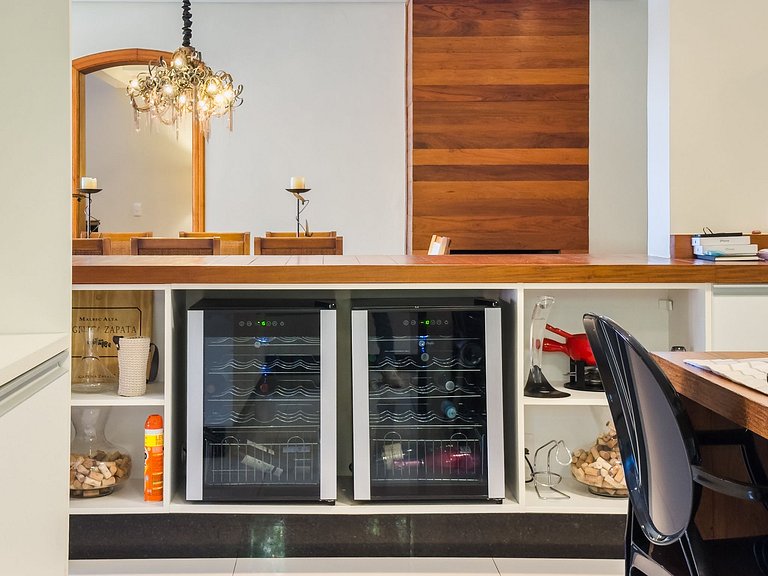 Casa de alto padrão com piscina, sauna e campo de futebol na