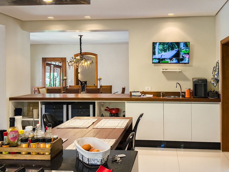 Casa de alto padrão com piscina, sauna e campo de futebol na