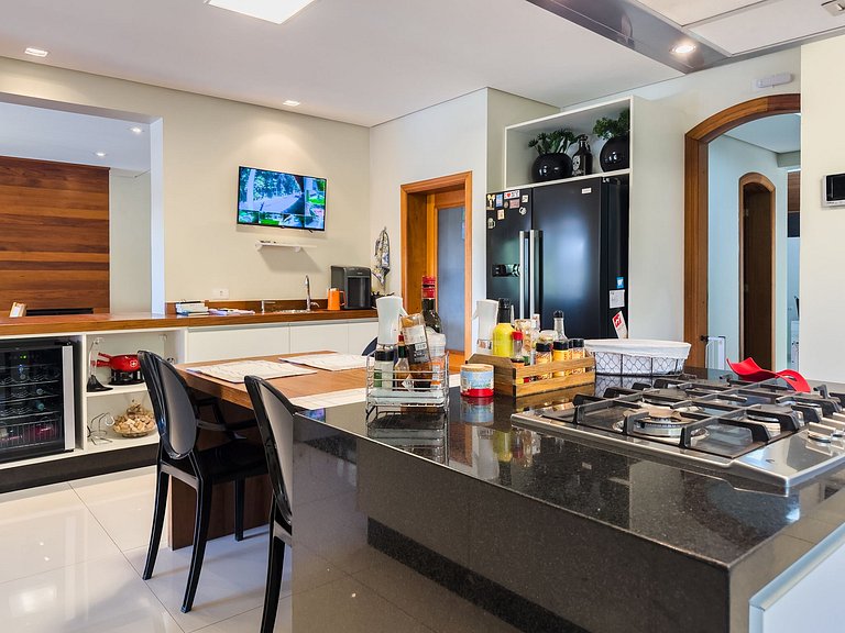 Casa de alto padrão com piscina, sauna e campo de futebol na