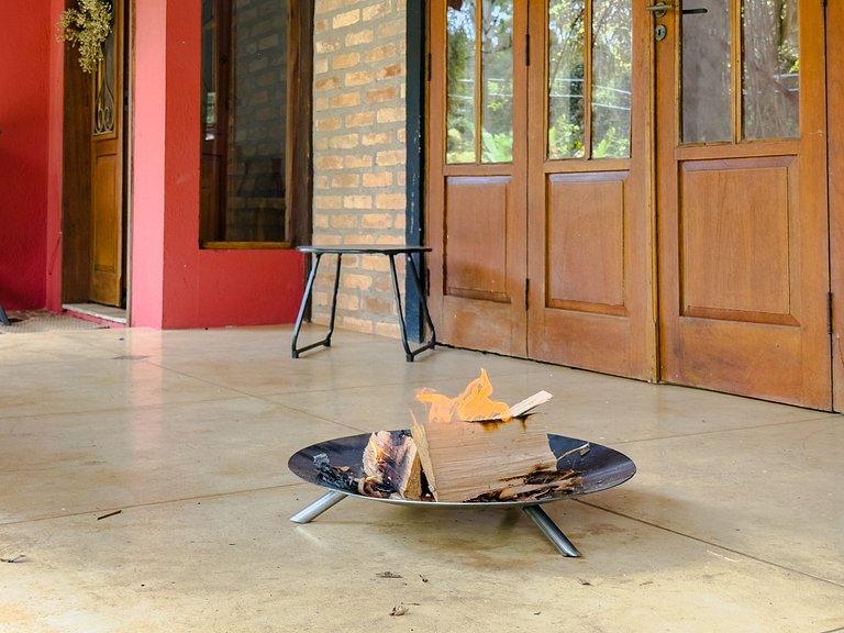 Casa c/ 3 suítes, piscina e natureza 30min de SP