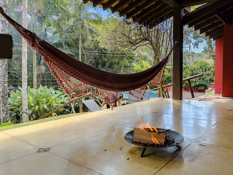 Casa c/ 3 suítes, piscina e natureza 30min de SP