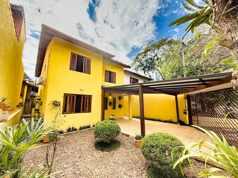 Espaço gourmet, 3 suítes com A/C na Granja Viana
