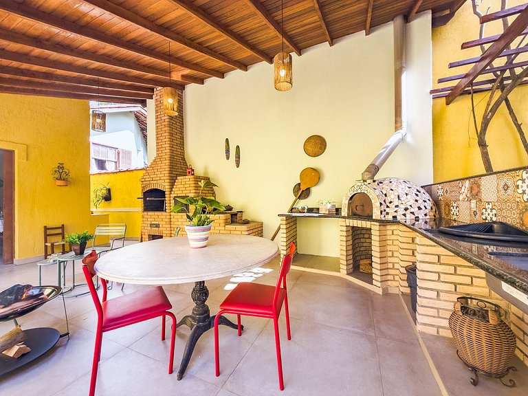 Casa com espaço gourmet, home office e 3 suítes na Granja Vi