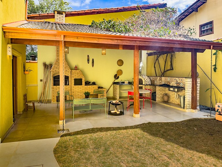 Espaço gourmet, 3 suítes com A/C na Granja Viana