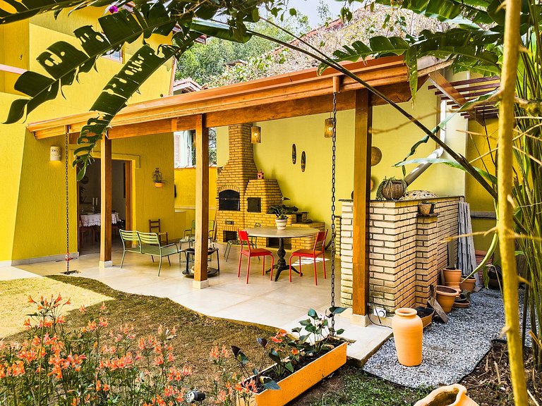 Casa com espaço gourmet, home office e 3 suítes na Granja Vi