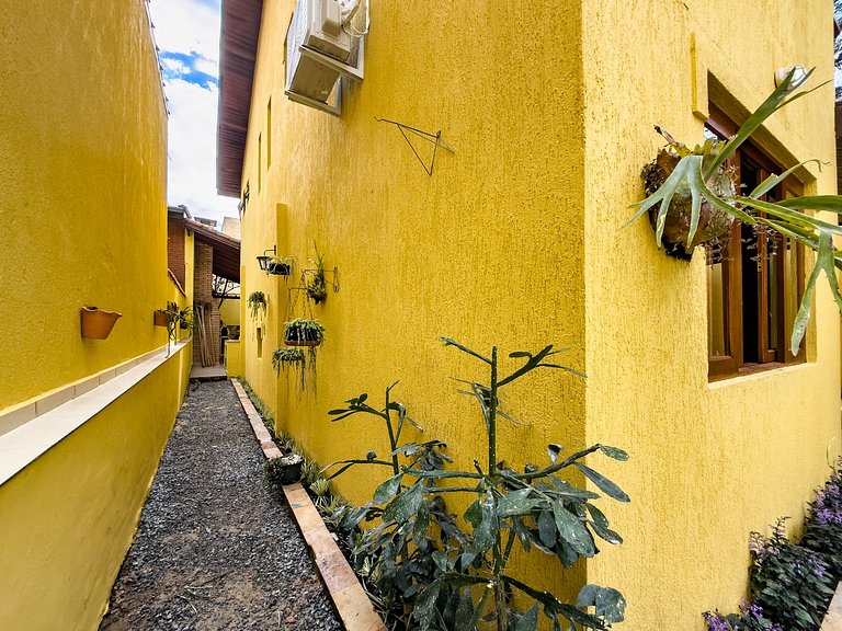 Espaço gourmet, 3 suítes com A/C na Granja Viana