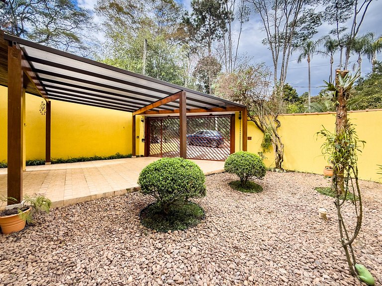 Casa com espaço gourmet, home office e 3 suítes na Granja Vi