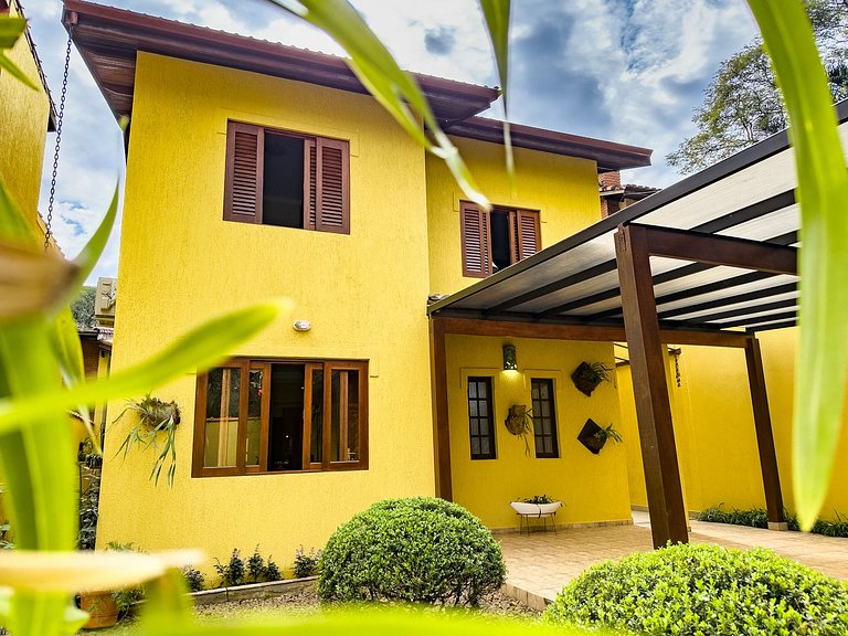 Casa com espaço gourmet, home office e 3 suítes na Granja Vi