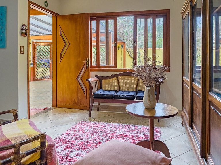 Casa com espaço gourmet, home office e 3 suítes na Granja Vi