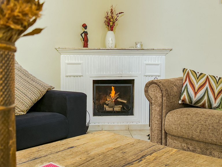 Casa com espaço gourmet, home office e 3 suítes na Granja Vi