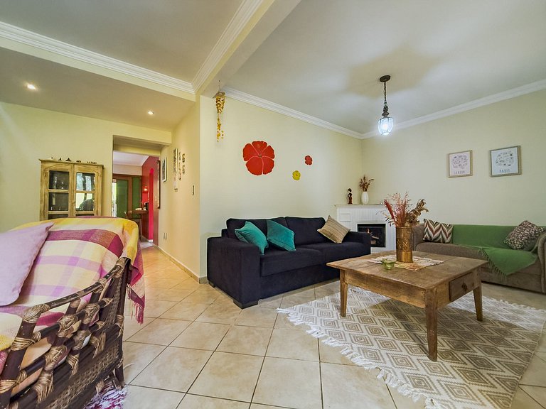 Casa com espaço gourmet, home office e 3 suítes na Granja Vi