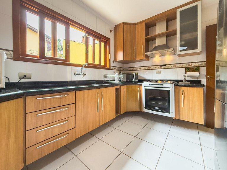 Espaço gourmet, 3 suítes com A/C na Granja Viana