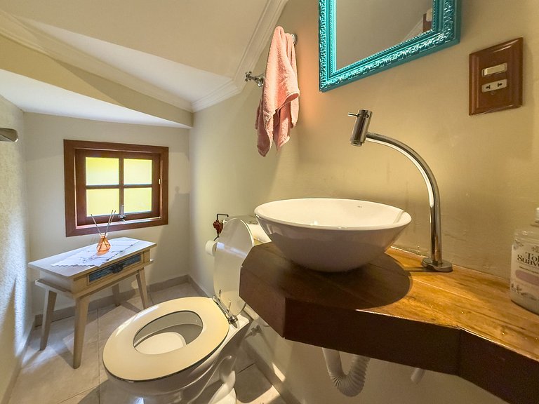 Casa com espaço gourmet, home office e 3 suítes na Granja Vi