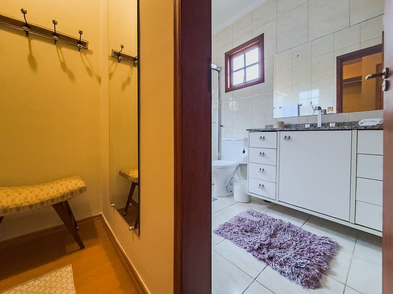 Espaço gourmet, 3 suítes com A/C na Granja Viana