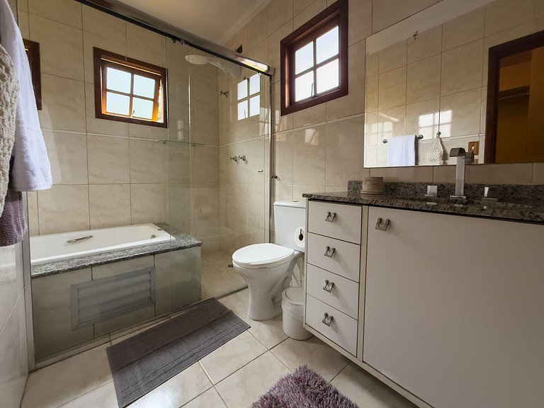 Espaço gourmet, 3 suítes com A/C na Granja Viana