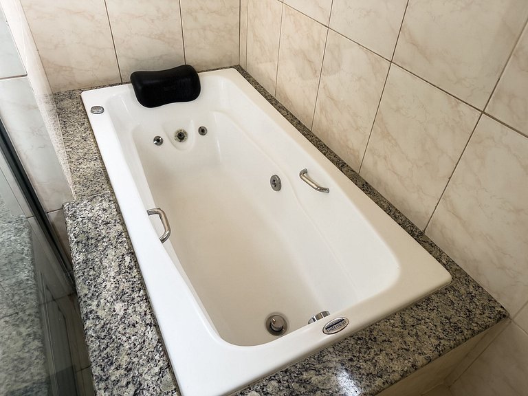 Espaço gourmet, 3 suítes com A/C na Granja Viana