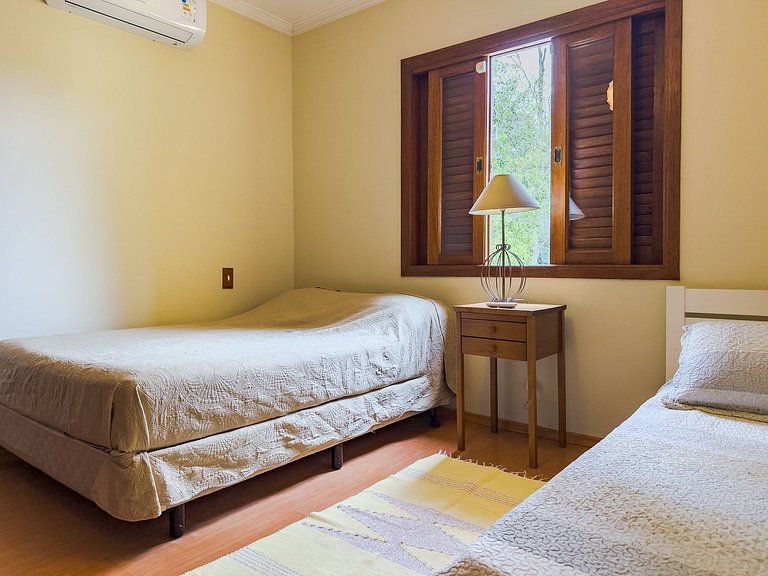 Espaço gourmet, 3 suítes com A/C na Granja Viana