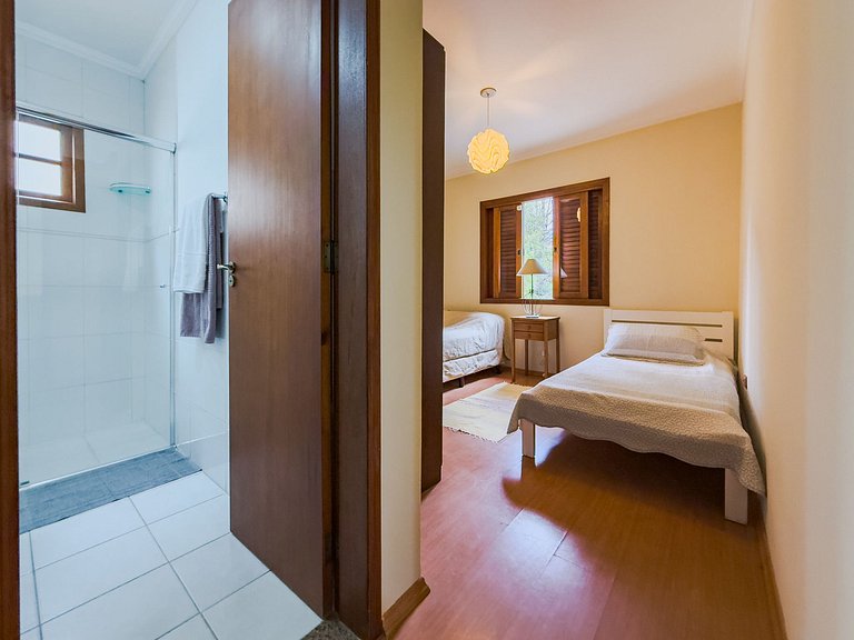 Espaço gourmet, 3 suítes com A/C na Granja Viana